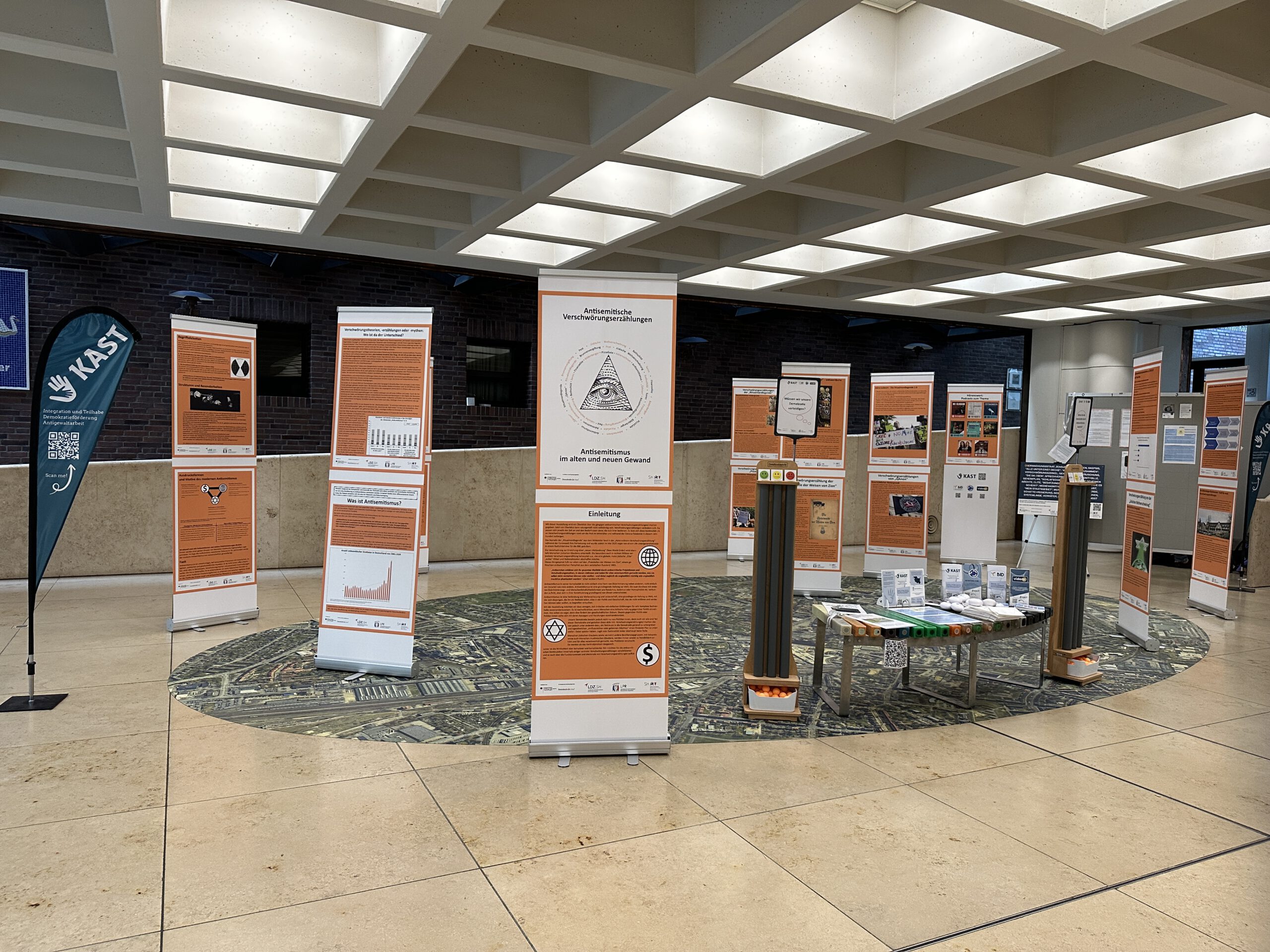 Foto-Eroeffnung-Ausstellung-Verschwoerungserzaehlungen-und-Antisemitismus-scaled